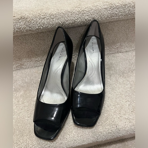 TAHARI “riddle” black square open toe pump heels, size 9 - Picture 2 of 5